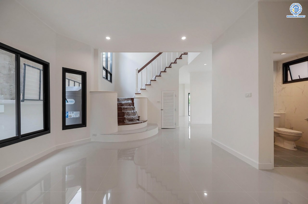 บ้านมือสองตกแต่งใหม่  โครงการ ธารา ราชพฤกษ์-ปิ่นเกล้า บ้านสวย พร้อมอยู่ เนื้อที่ 88.2 ตร.ว. ฟังก์ชัน 3 ห้องนอน 4 ห้องน้ำ 1 ห้องแม่บ้าน จอดรถได้ 2 คัน บนทำเลเชื่อมต่อถนนกาญจนาภิเษก ใกล้รถไฟฟ้าสายสีแดง "สถานีตลิ่งชัน" และจุดขึ้นทางด่วน "ศรีรัช" รายล้อมด้วยสิ่งอำนวยความสะดวกครบครัน